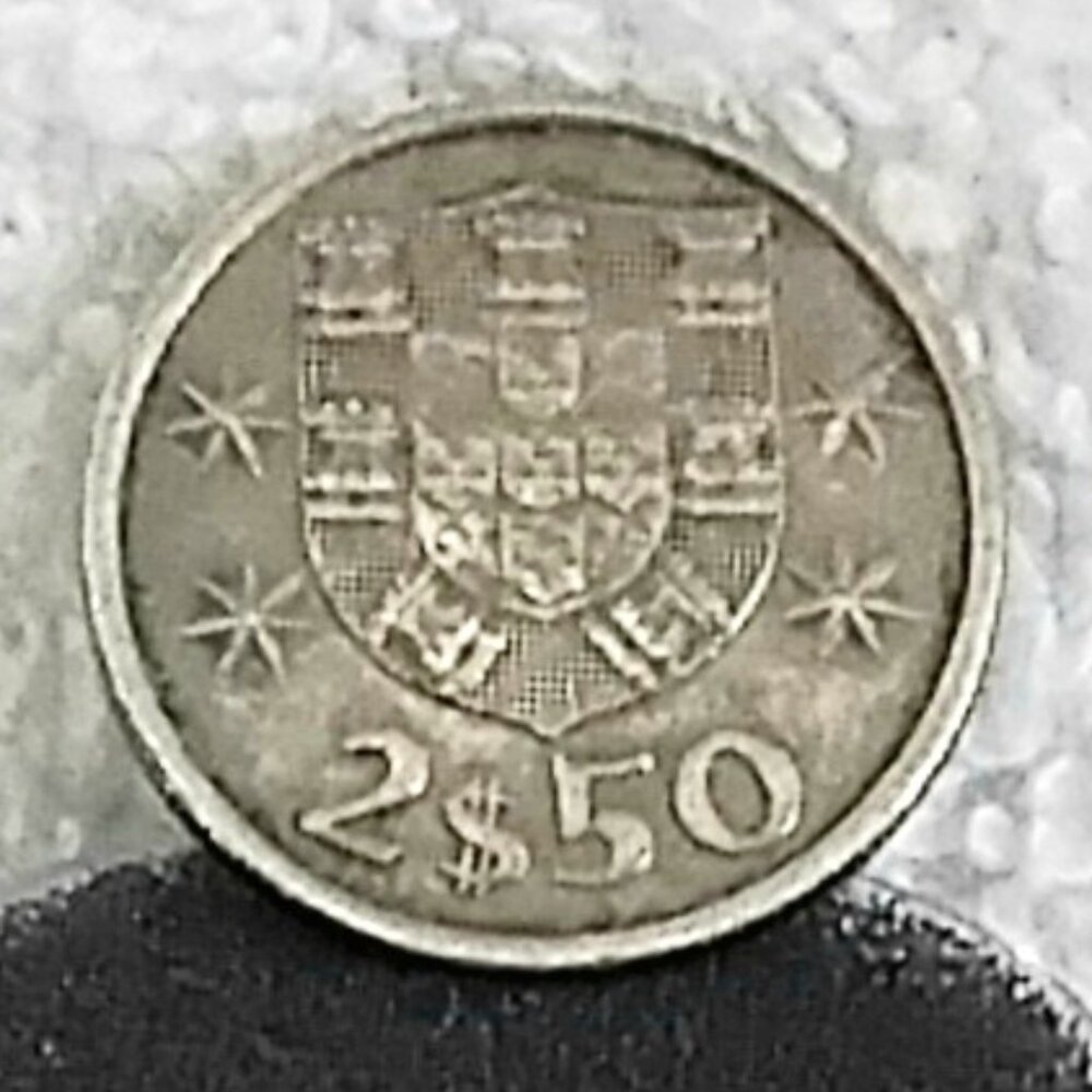 Circulated 1980 Portuguese 2$50 Republica Portuguesa Coin!!